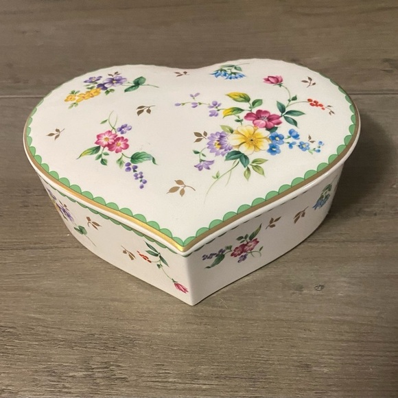 Vintage Garden Delight by Christopher Stuart Heart Shaped Bone China Trinket Box - Picture 1 of 8